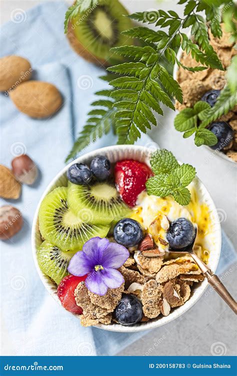 Ontbijt Met Verse Griekse Yoghurt Aardbeien Kiwi En Granola Op Een