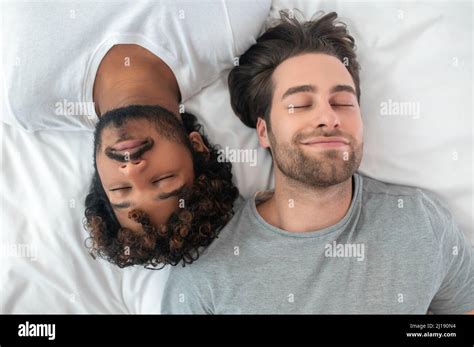 Couple gay au lit homme Banque de photographies et dimages à haute