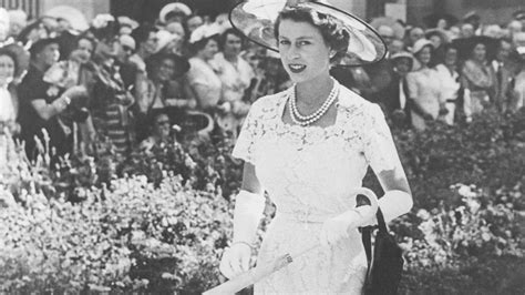 How the fashion world is paying tribute and reacting to Queen Elizabeth ...