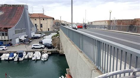 Livorno Si Sporge Dal Ponte Santa Trinita Salvata Dai Passanti