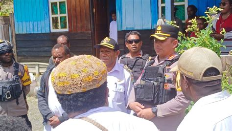 Hilangkan Rasa Takut Pj Bupati Intan Jaya Dan Rombongan Jalan Kaki