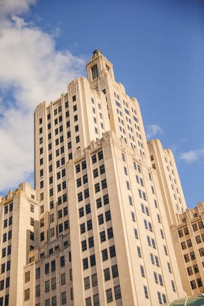 Un Edificio Alto Con Una Torre De Reloj En La Parte Superior Foto