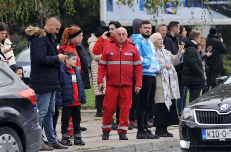 U Tuzli Povodom Dana Dr Avnosti Bih Uprili En Sve Ani Defile Foto