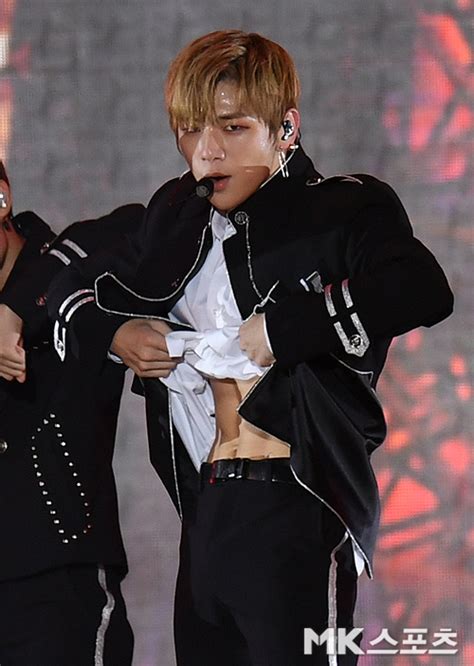 강다니엘 `성난 복근으로 부산 강타` Mk포토 Mk스포츠