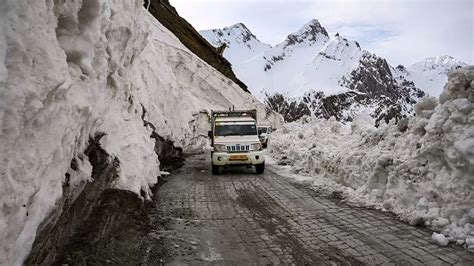 Ladakh Highway Reopens For Traffic After Day Closure Kashmir Observer