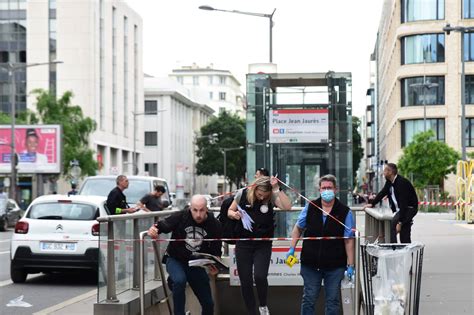 Lyon Agression Au Couteau Dans Le Métro Quatre Blessés Dont Deux Graves Le Suspect Connu