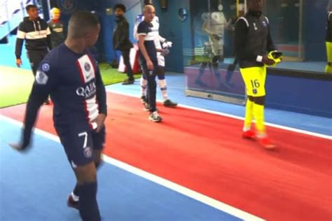 Psg Vive Polémique Après Ce Geste Obscène De Kylian Mbappé La Vidéo