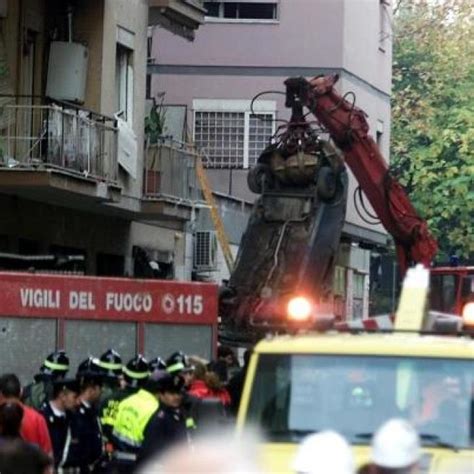 Napoli Crolla Un Palazzo Alla Riviera Di Chiaia Foto Tgcom