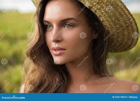 Mujer Joven Y Encantadora Con Sombrero De Paja Foto De Archivo Imagen