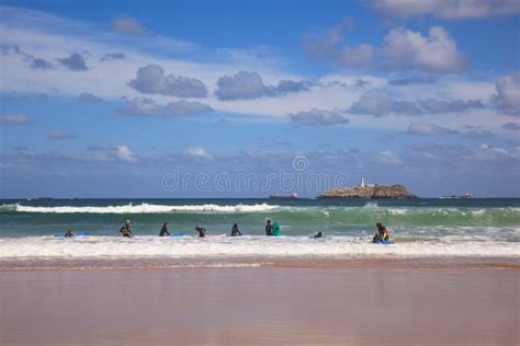 El Practicar Surf Adolescente De Los Muchachos En El Mar Cántabro