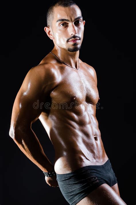 El Hombre Muscular Rasgado En Concepto De Los Deportes Foto De Archivo