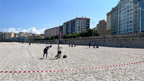 San Juan A Coruña 2023 La playa del Orzán llena de parcelas para