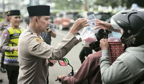 Kapolresta Bogor Kota Bagi Bagi Takjil Gratis Untuk Warga Di Alun Alun