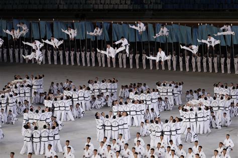 朝鲜庆祝建国70周年上演万人团体操 辉煌的祖国 首次公演