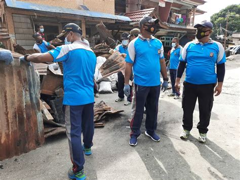 Anggota Polresta Gotong Royong Korvei Lokasi Kebakaran APO Kali