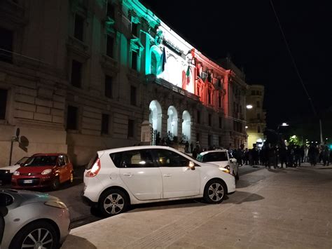 Tifosi Dell Inter In Festa Ad Ancona Rissa Sfiorata Al Comune E Auto