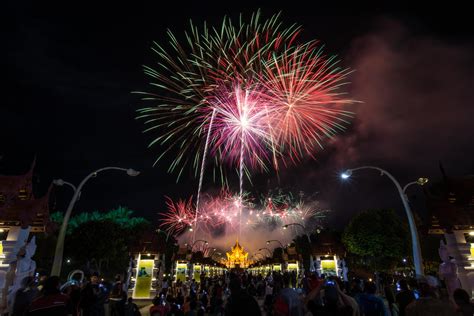 Fuochi D Artificio Colorati Arcobaleno Negli Eventi Del Nuovo Anno