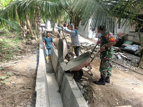 Antisipasi Bencana Banjir Babinsa Posramil Pante Ceureumen Bersama