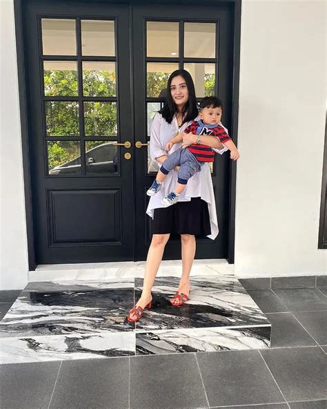 8 Portraits Of The Hot Mom Angbeen Rishi When Taking Care Of Her Baby Adly Fairuz S Wife Is