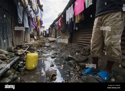 The Winding Alleyways Of Mathare Slum In Nairobi Kenya Stock Photo Alamy