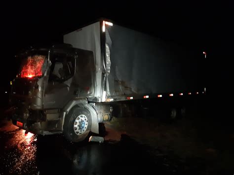 Batida Entre Carro E Caminhão Deixa Morto E Ferido Na Br 262 Em Luz