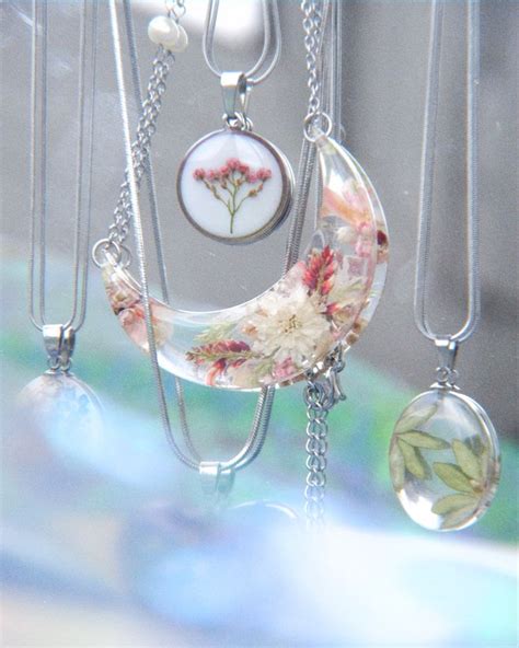 Подвеска с живыми цветами | Подвески, Прелести смолы, Украшения