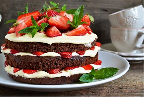 Naked Cake Mit Erdbeeren