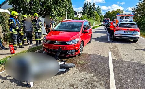 Motorrad Kracht Nach Wheelie In Berglen In Ein Auto Fahrer Schwer