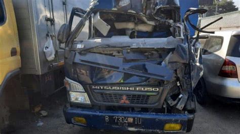 KECELAKAAN MAUT Di Tol Cipularang KM 86 Elf Tabrak Belakang Truk Satu