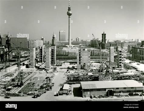 Palast Der Republik Ost Berlin Ddr Stockfotos Und Bilder Kaufen Alamy