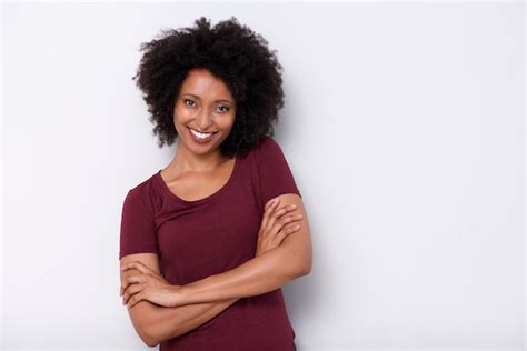 Mujer Negra Joven Confiada Que Se Coloca Con Los Brazos Cruzados Por La