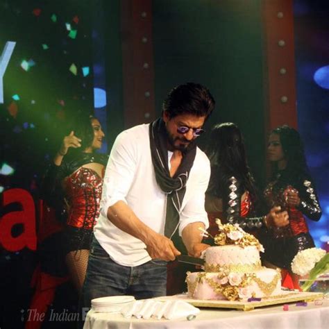 Shah Rukh Khan Cuts Cake With The Scribes On 50th Birthday Entertainment Gallery News The