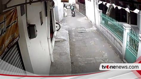 Viral Terekam CCTV Perempuan Jadi Korban Begal Payudara Di Bandung