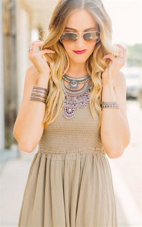 How To Wear Statement Necklaces Fashion Simple Outfits Feminine Style