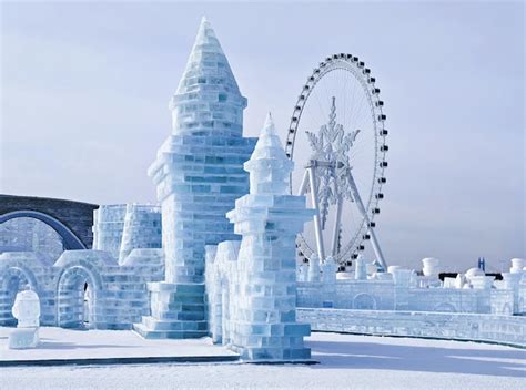 Una Gran Escultura De Hielo Con Una Gran Rueda De La Fortuna Al Fondo