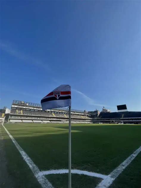 Torcedores Do Santos Reclamam De Bandeira Do S O Paulo Na Vila Belmiro