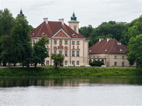 Pałac Bielińskich w Otwocku Wielkim i świdermajery Kurcgalopkiem