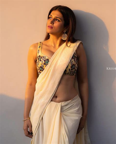 Tollywood Actress Shraddha Das Exposing Hot Navel In Saree Shraddha