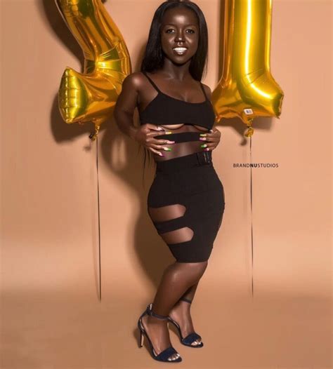 Hot Sexy Tamera McLaughlin Bikini Pics