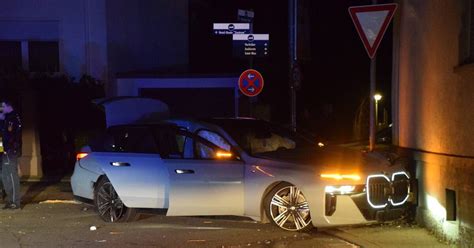 Walldorf Auto rast über Verkehrsinsel und prallt gegen Hauswand