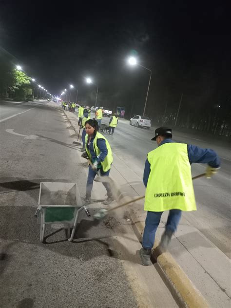 Se realizó un importante operativo de limpieza nocturna de la Avenida