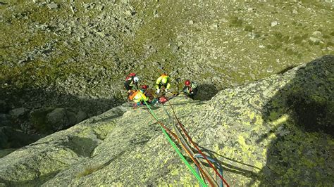 Precipita Da Punta Ostanetta Grave Alpinista La Guida La Guida