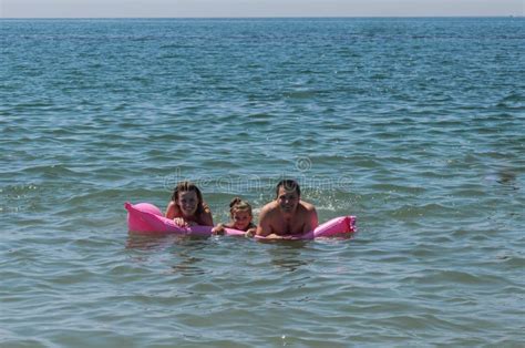 Natation D Enfant Sur Le Matelas Gonflable De Plage Photos Libres