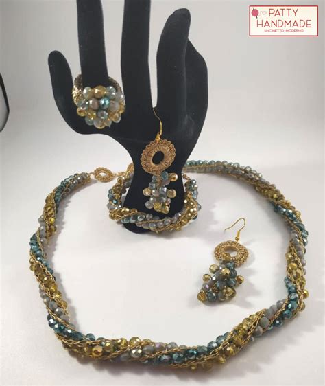 Parure Di Collana Bracciale Orecchini E Anello Realizzata Ad