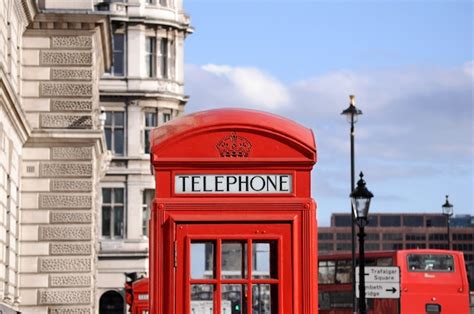 Cabina de teléfonos roja y autobús de dos pisos en londres Foto Gratis