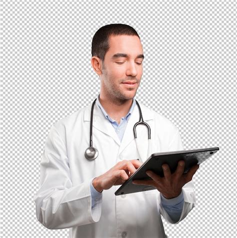 Doctor Joven Feliz Que Usa Una Tableta Archivo Psd Premium