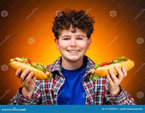 Gar On Mangeant De Gros Sandwichs Image Stock Image Du Personne Pain