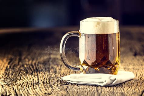 Cerveza Cerveza De Oro Del Proyecto En El Tarro De Cristal Cerveza