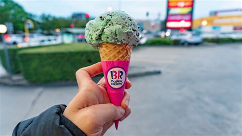 Baskin Robbins July Ice Cream Takes Classic S Mores To The Next Level