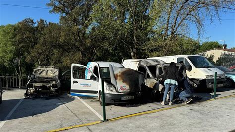 Un Incendio Calcina Varios Veh Culos Que Estaban Estacionados En El